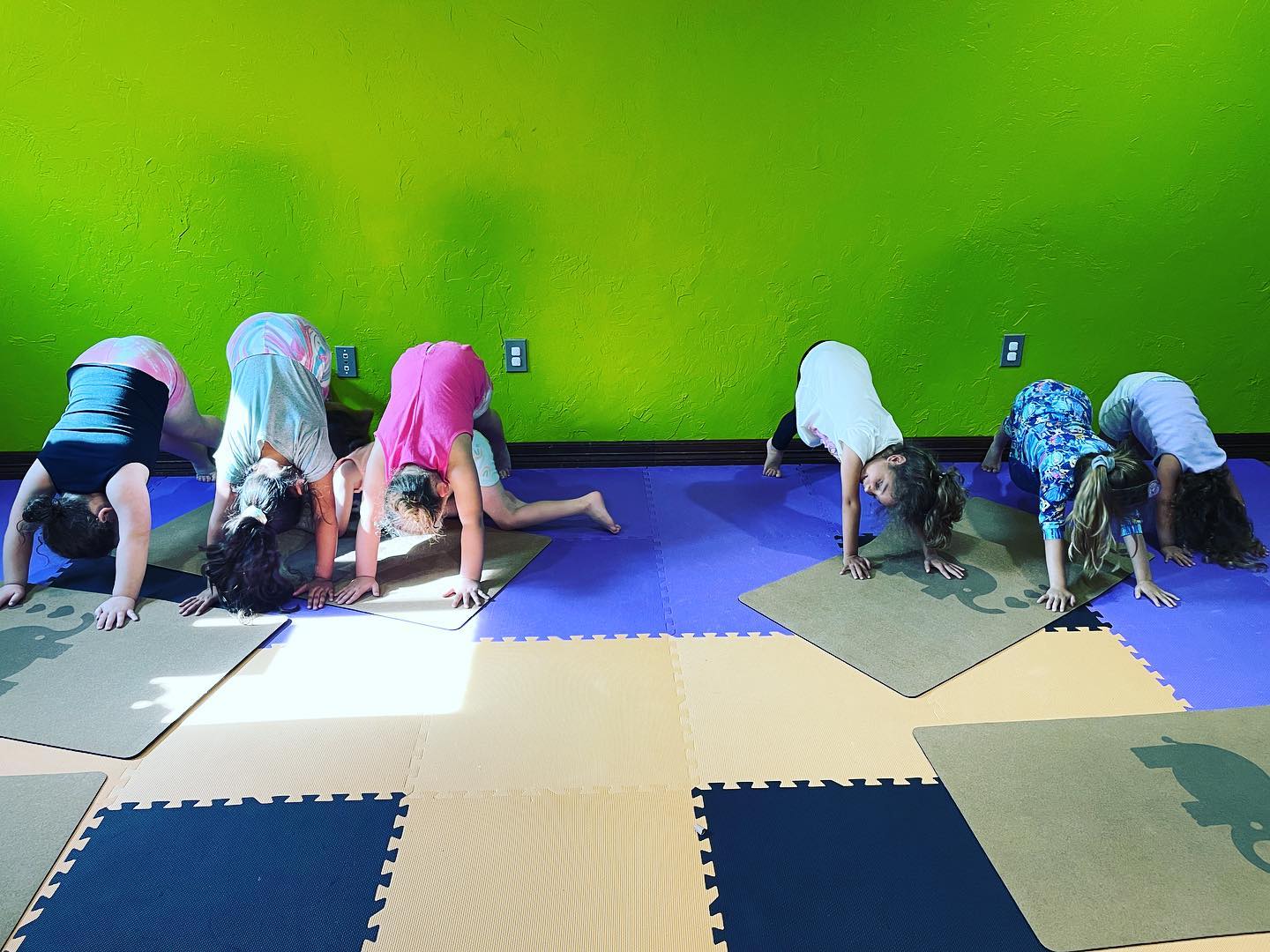 Sometimes we just have to go explore that cave! Working on our arm strength, relieving tension from our necks and backs, improving blood flow to our brains AND having a blast!

#downwarddog #yogagames #yogaforkids #play #maketimeforplay #strongkids #mansfieldtx #arlingtontx #gptx #dfwmoms #yogicubs